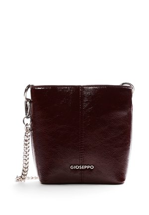 Piccola borsa a mano in pelle marrone scuro lucida con tracolla a catena argentata e logo del marchio GIOSEPPO al centro davanti.