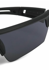 Sonnenbrille mit einer umschließenden Bauweise, matt schwarz gerahmt, dunkel getönte Gläser und markante Steg. Verfügt über Belüftungsöffnungen an den Schläfen.