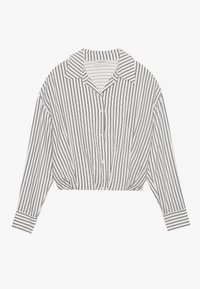 Knappe, cropped bluse i hvit med svarte vertikale striper. Den har krage, lange ermer og en rynket detalj foran.