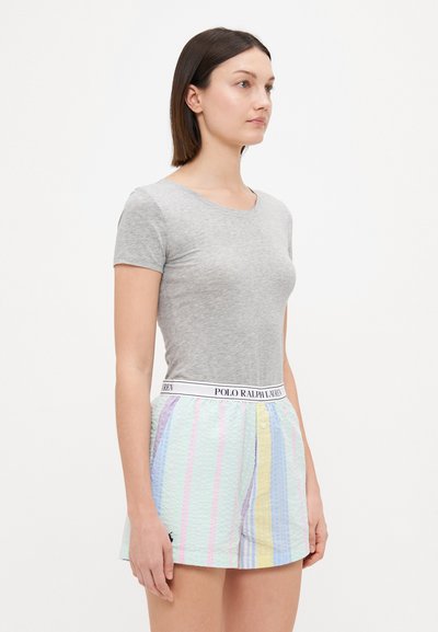 Grijze katoenen t-shirt met korte mouwen, gecombineerd met multikleurige gestreepte shorts met een witte logo tailleband en details van knoopsluiting.