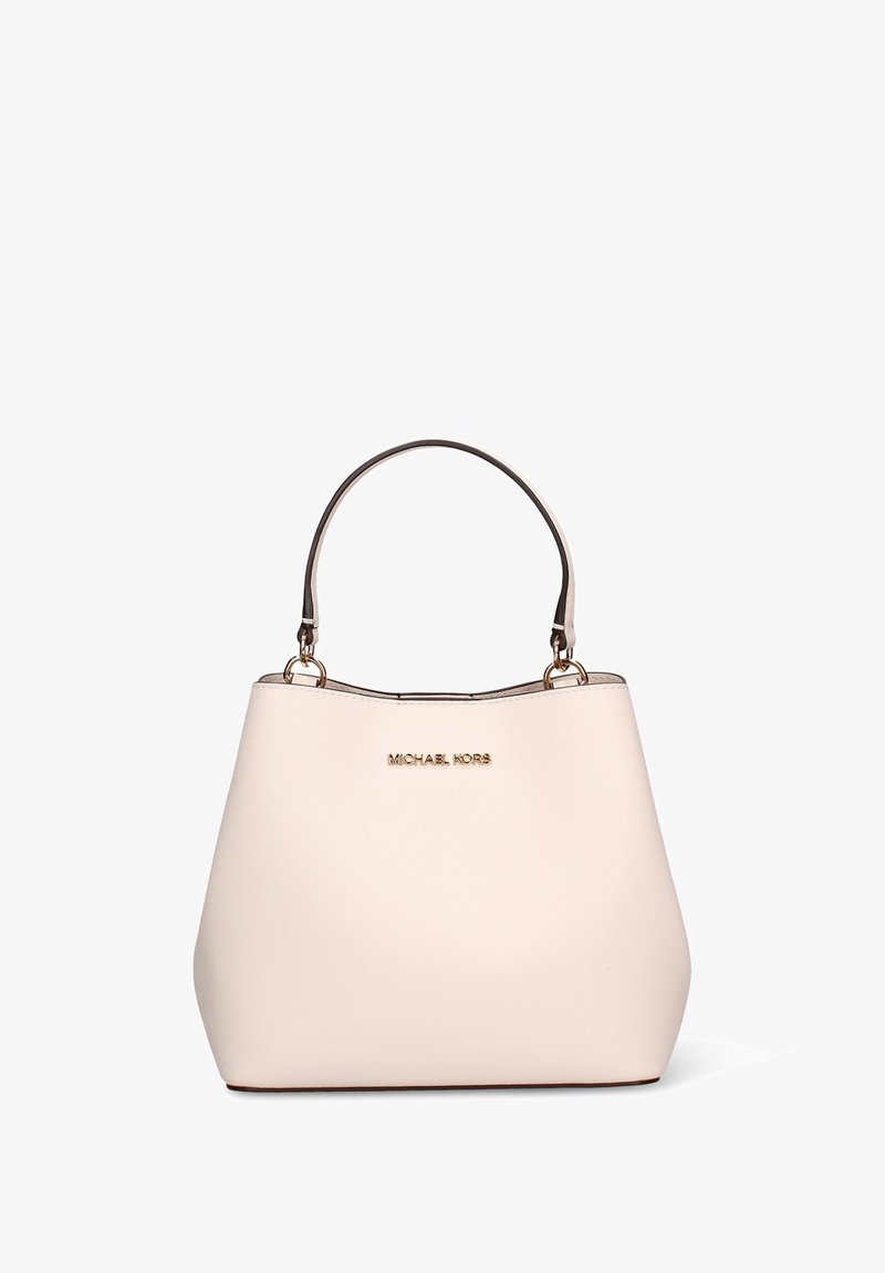 Beige draagtas met een gestructureerd oppervlak, gouden logo aan de voorkant en strakke bruine handvatten bevestigd met gouden beslag.