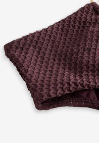 Donkerpaars gestructureerd stof met een honingraatpatroon en subtiele metalen draden. Voorzien van elastische randen voor een strakke pasvorm.