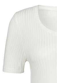 Biała, prążkowana, krótkie rękawy bluzka z okrągłym dekoltem i subtelną teksturą, z widocznymi szwami na brzegach rękawów.