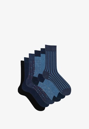 Set di sei paia di calzini con diverse tonalità di blu e nero, con motivi che includono righe, pois e macchie in colori contrastanti.