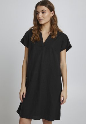 Schwarzes Leinenkleid mit lockerer Passform, kurzen Ärmeln und V-Ausschnitt. Verfügt über ein minimalistisches Design ohne sichtbare Muster oder Verzierungen.