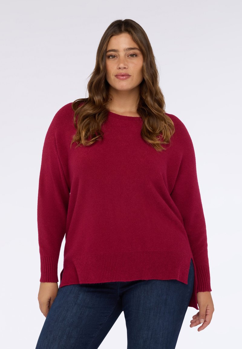 Bordeauxroter Pullover mit rundem Ausschnitt, langen Ärmeln und geripptem Saum. Verfügt über eine lockere Passform und seitliche Schlitze. Weiche Stoffstruktur.