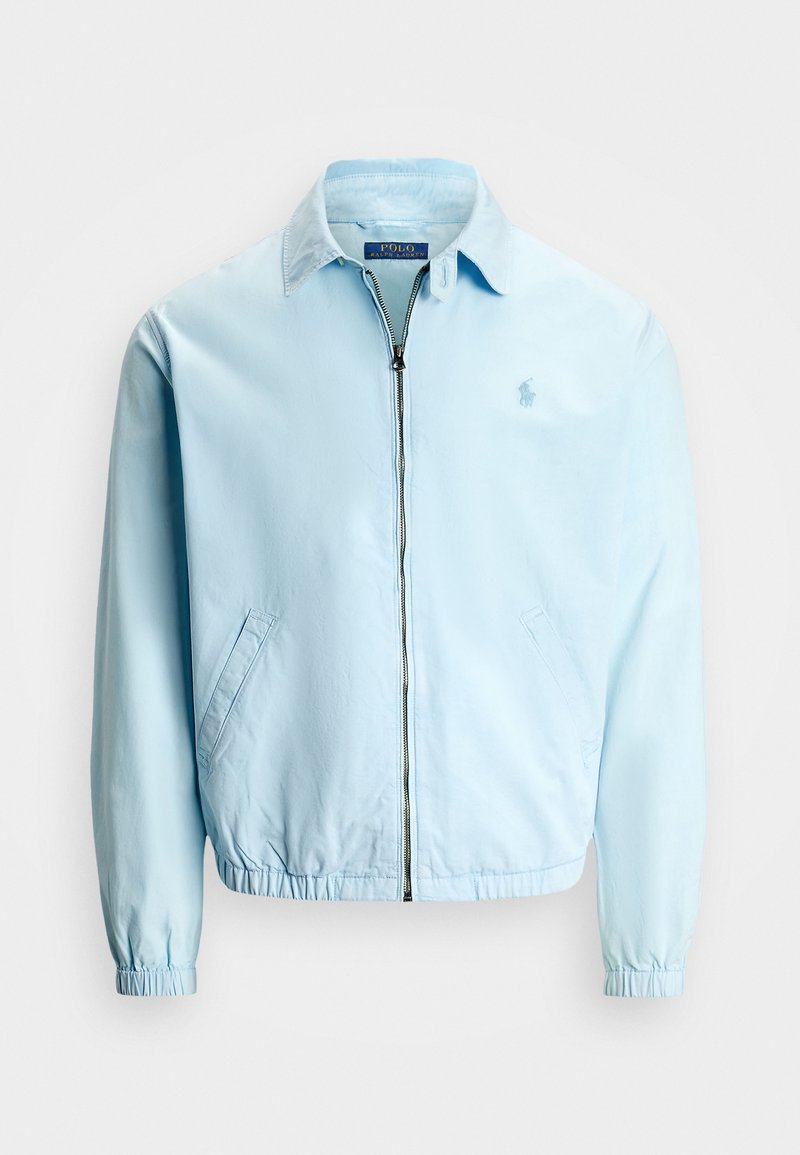Helles blaues, Reißverschluss-Frontjacke mit elastischen Bündchen und Saum, ausgestattet mit Seitentaschen und einem gestickten Logo auf der linken Brust. Glatte Stoffstruktur.