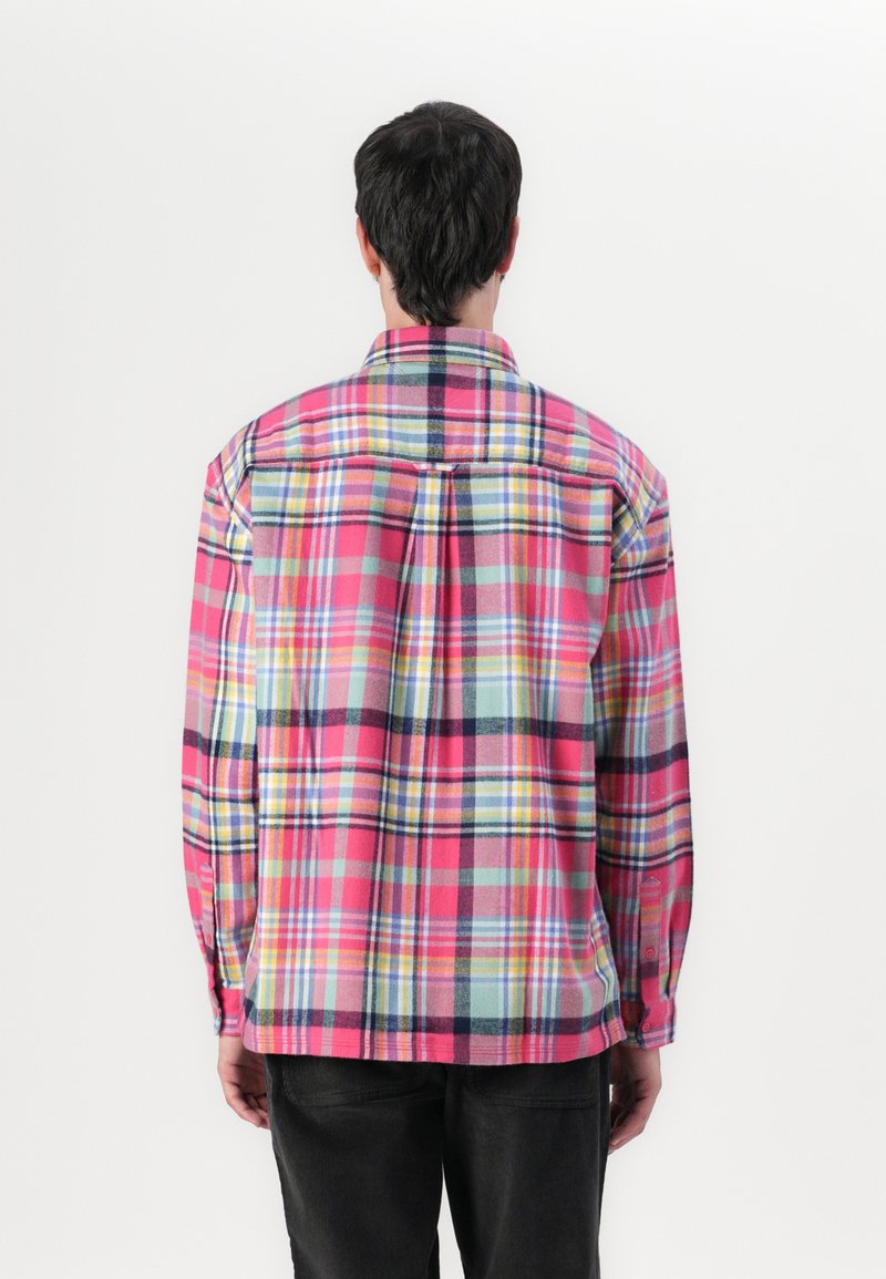 Roze en meerkleurig geruit overhemd met lange mouwen, knoopsluiting kleur en een yoke aan de achterkant. Gemaakt van een textuurstof.