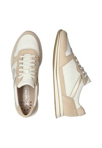 Beige und weiße Sneaker mit einem Obermaterial aus Mesh, Wildlederakzenten, flachen Schnürsenkeln und einer strukturierten Gummisohle. Verfügt über dezente Nähte und ein Logo.