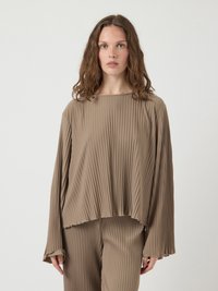 Langermet, plisserte topp i beige, med løs passform og rund hals. Myk tekstur med subtile frynser på ermer og kant.