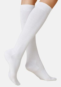 Weiße knielange Socken aus einem glatten, leichten Material mit Rippdetails am Bündchen und einem nahtlosen Zehenbereich.