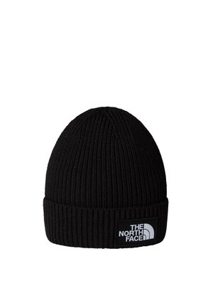 Μαύρο πλεκτό σκουφάκι με ριμπ υφή, διπλωμένη μανσέτα και ραμμένη ετικέτα λογότυπου με λευκό έμβλημα και κείμενο.