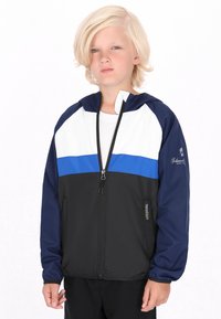 Lettdragt med hætte, der har en hvid overdel, blå stribe og sort nederste sektion. Fremstillet af glat stof med elastiske manchetter.