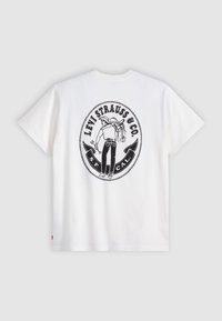 Hvit bomulls t-skjorte med en svart grafikk på baksiden som har "Levi Strauss & Co." og en figur som holder et tau innenfor en sirkulær ramme.