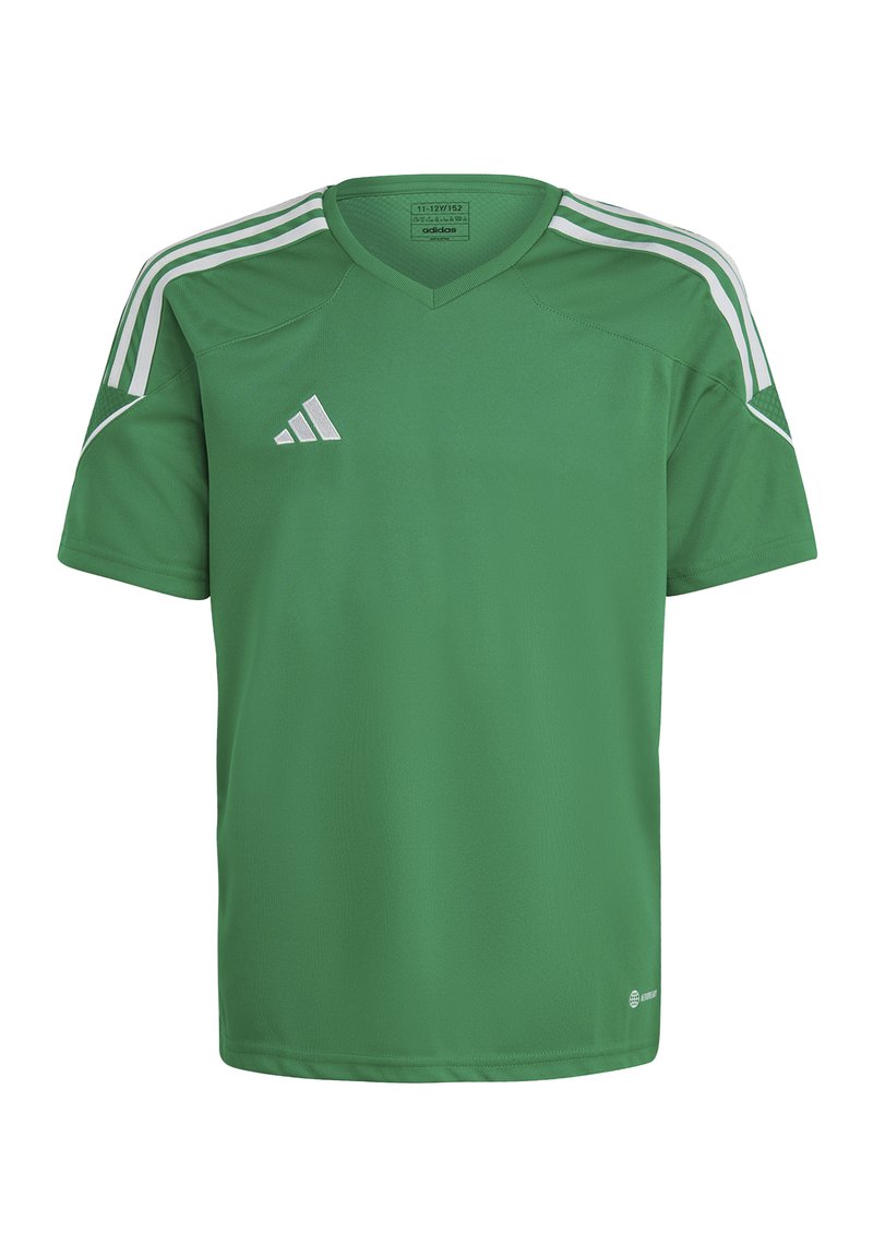 Maglia sportiva verde realizzata in tessuto traspirante con scollatura a V e maniche corte. Presenta tre strisce bianche su ogni spalla e il logo.