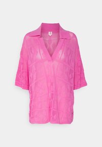 Rosa, kortärmad, lätt skjorta med V-ringning och texturerat geometriskt mönster. Tyget verkar genomskinligt och slätt.