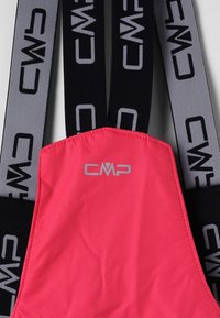 Růžové sportovní šle mají elegantní design se šedými logy CMP a akcenty, vyrobené z odolné látky pro spolehlivé nošení.