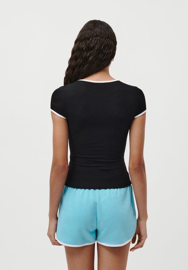 ELMIRA - Basic T-shirt4