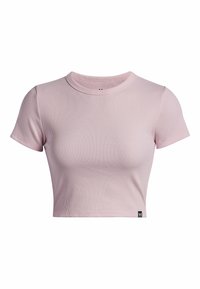 Světle růžový krátký rukávový crop top s kulatým výstřihem. Obsahuje malou černou logo etiketu na lemu. Měkká textura, těsný střih.
