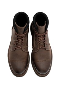 Brązowe skórzane botki za kostkę z okrągłymi noskami, kontrastującym przeszyciem i czarną tekstylną wyściółką; mają brązowe sznurówki i solidne gumowe podeszwy.