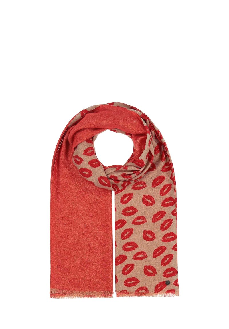 Bufanda roja con una sección beige que presenta patrones repetidos de labios rojos. Textura suave con flecos en los extremos.