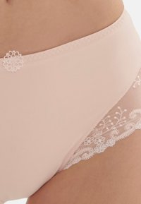 L'intimo alto color rosa chiaro presenta un tessuto morbido con un delicato bordo in pizzo floreale sui lati, che mette in mostra dettagli intricati.