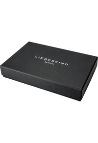 Sort papkasse med en tekstureret overflade, prydet med det præget logo "LIEBESKIND BERLIN" i hvidt på toppen.
