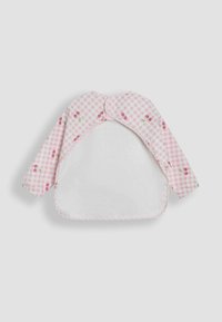 Ružičasta gingham dugorukašna pelena s uzorkom trešanja, s prednjim dijelom od bijelog frotira i šavom; uključuje kopčanje na dugmadima oko vrata.