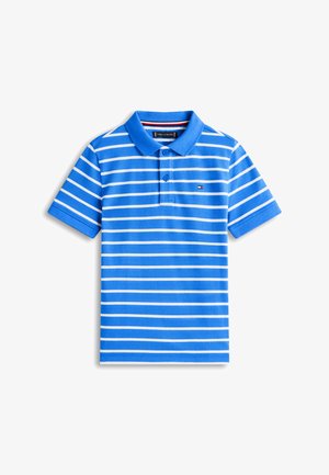 Plava polo majica kratkih rukava s bijelim horizontalnim prugama, dva gumba na prednjem dijelu i malim logotipom Tommy Hilfiger na prsima.