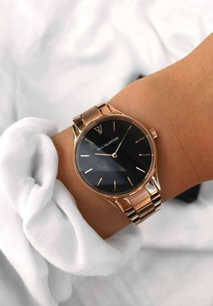 Runder schwarzer Armbanduhr mit Roségold-Akzenten und einem verlinkten Metallarmband. Verfügt über minimalistische Stundenmarkierungen und ein Logo auf dem Zifferblatt.