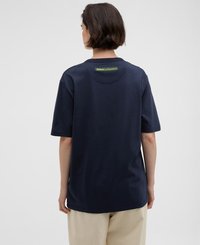 T-shirt de algodão azul marinho com mangas curtas, gola redonda e um rótulo verde nas costas, apresentando um corte descontraído e uma textura suave.