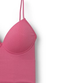 Bra rosa a costine con coppe triangolari, spalline sottili e un design liscia senza cuciture. Presenta una superficie morbida e dettagli di cucitura eleganti.
