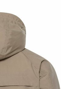 Beige Kapuzenjacke mit einer glatten, wasserabweisenden Textur, die über eine Nahtdetails an der Schulter und einen hohen Kragen für zusätzliche Wärme verfügt.