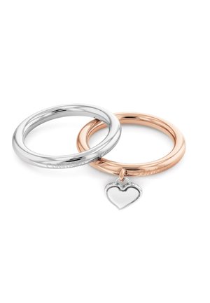 Dos anillos entrelazados: uno de plata y otro de oro rosa. El anillo de plata tiene un acabado liso, mientras que el anillo de oro rosa presenta un pequeño colgante en forma de coraz�ón de plata.