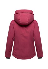 Fuchsia jack met capuchon, met een gladde textuur, zijknopen en zwarte manchetaccenten. De achterkant toont een slank ontwerp.