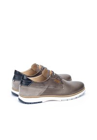 Chaussures en cuir perforé marron et gris avec accents navy, à bout rond, semelle blanche et couture contrastante, avec un doublure intérieure beige.
