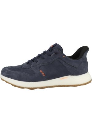 Zapatilla deportiva de cuero azul marino con costuras naranjas, cuello acolchado negro, entresuela blanca y suela exterior de goma marrón con detalles manchados.