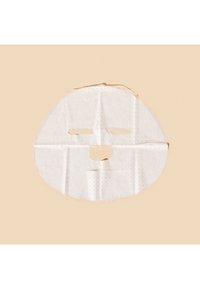 Runde Gesichtsmaske aus weißem Stoff mit Aussparungen für Augen und Mund; strukturierte Oberfläche; zentrierte kleine Löcher zur Aufnahme.