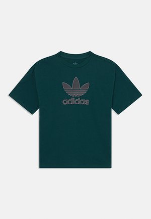 Mørkegrønn bomull T-skjorte med korte ermer, med et tonalt adidas-logo og treskalken emblemet på forsiden. Klassisk rund hals design.