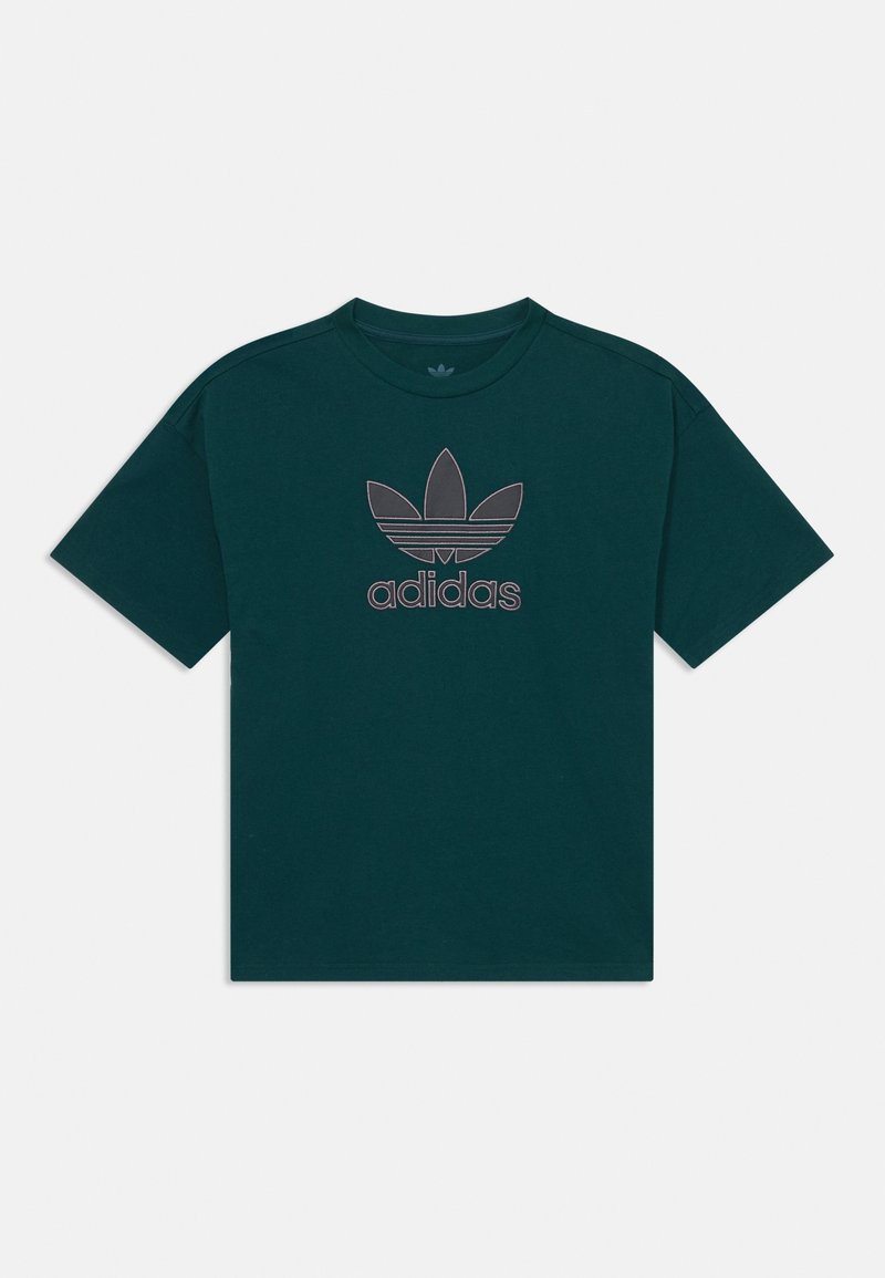 Dunkelgrünes Baumwoll-T-Shirt mit kurzen Ärmeln, das ein tonal passendes adidas-Logo und ein Drei-Blatt-Emblem auf der Vorderseite zeigt. Klassisches Rundhalsdesign.
