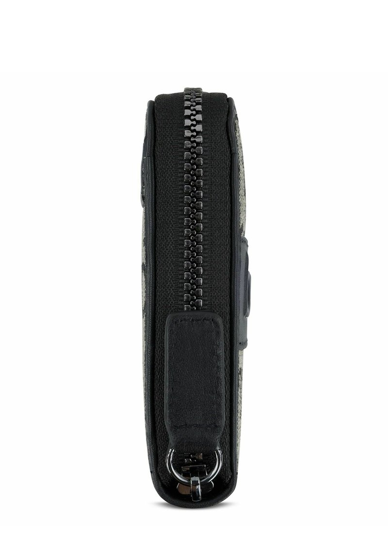 Portefeuille en tissu noir avec fermeture éclair argentée, présentant un design texturé et une boucle latérale pour attache. Forme compacte et rectangulaire.