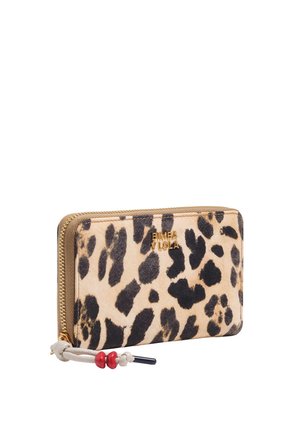 Cartera con cremallera y estampado de leopardo, con logo dorado "BIMBA Y LOLA" y pestaña beige con dos cuentas rojas y punta negra.