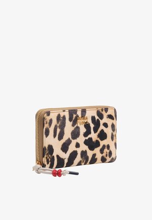 Cartera con cremallera y estampado de leopardo, con logo dorado "BIMBA Y LOLA" y pestaña beige con dos cuentas rojas y punta negra.