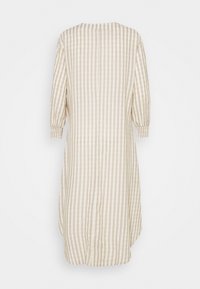 Randig beige klänning med trekvartsärmar, påsydda manchetter, rund halsringning och en central söm i ryggen, med en lös siluett och mjukt tyg.