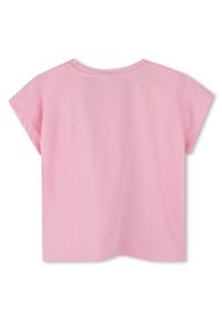 Korte mouwen, cropped t-shirt van lichtroze katoen. Heeft een ronde halslijn en een rechte zoom met een zachte, gladde textuur.