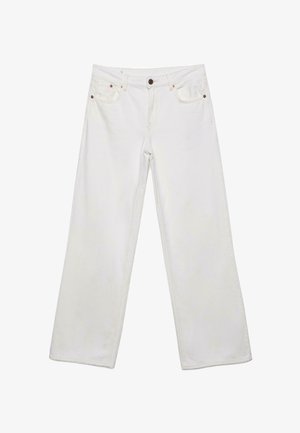 Białe jeansy o prostych nogawkach z przednimi kieszeniami, zapięciem na guzik i zamek, ułożone płasko na białym tle.