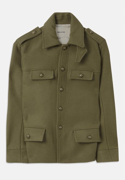 Chaqueta de lana verde oliva con cuello, cierre frontal de botones, cuatro bolsillos y galones en los hombros. Tejido texturizado.