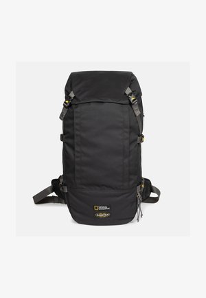 Czarny plecak marki National Geographic i Eastpak z klamrami na paskach i przednią kieszenią na suwak na jednolitym tle.