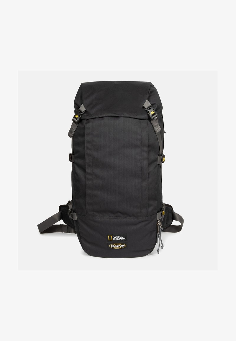 Sac à dos noir de marques National Geographic et Eastpak avec des sangles bouclées et une poche avant zippée sur un fond uni.