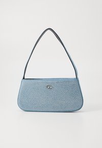 Borsa a mano azzurro chiaro con una forma rettangolare strutturata, caratterizzata da una superficie texture decorata con borchie argentate e una chiusura metallica.